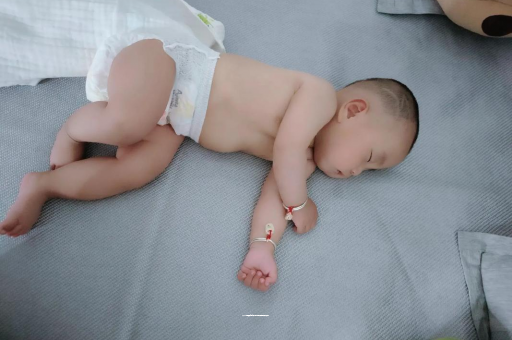 沅江两个月宝宝肚子胀气